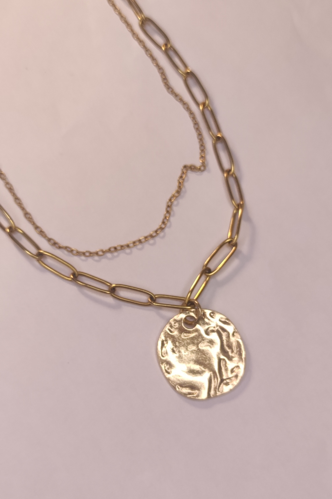 Détail collier double chaîne doré avec un pendentif pièce martelée - Rêve de Rose