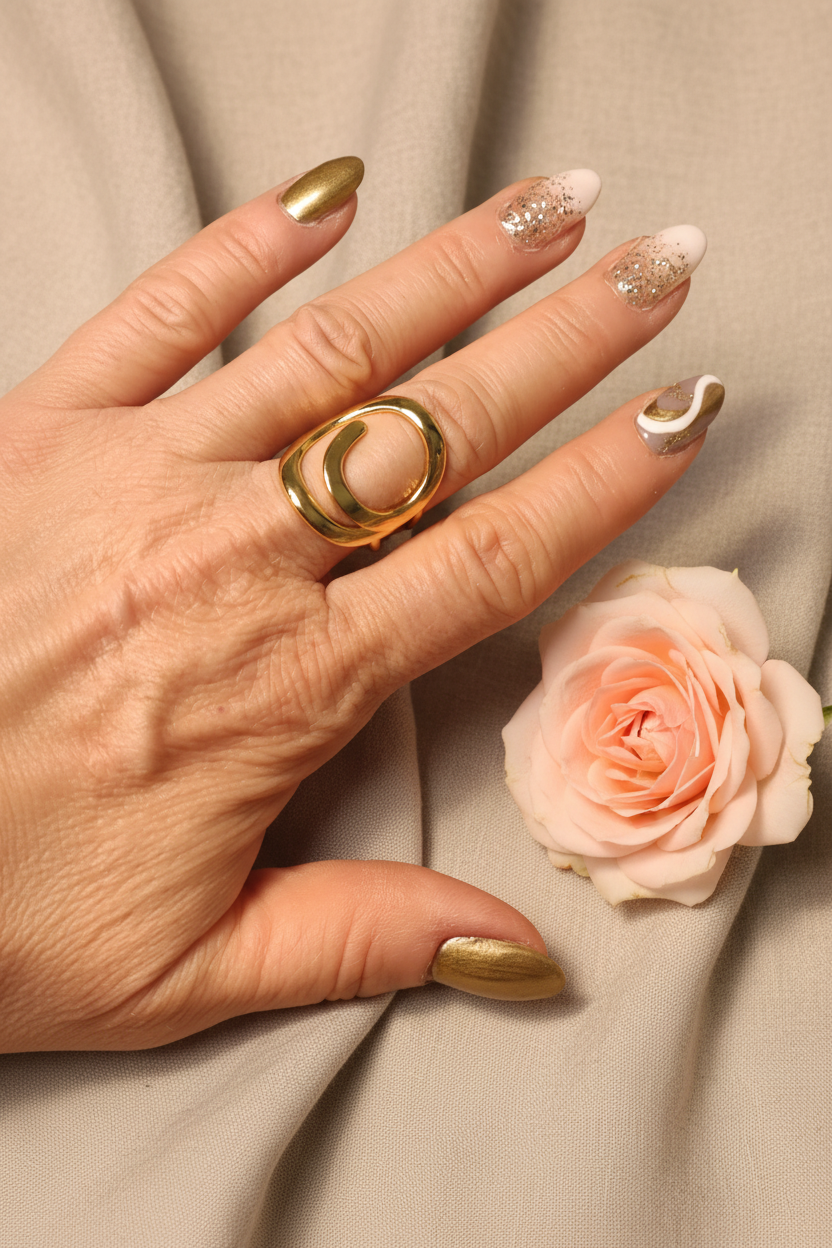 Femme portant Bague Ajustable Dorée Spirale Acier Inoxydable - Rêve de Rose