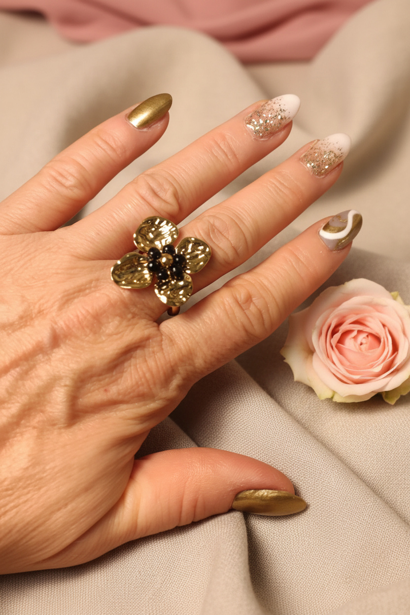 Femme portant Bague Ajustable Dorée Fleur Perles Noires Acier Inoxydable - Rêve de Rose