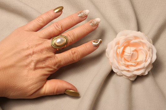 Femme portant Bague Ovale Ajustable Pierre Blanche - Acier Inoxydable Doré - Rêve de Rose