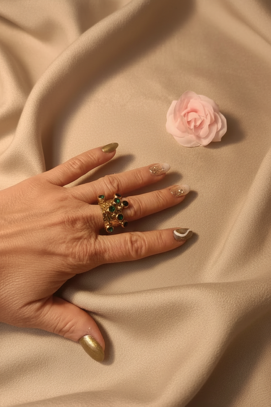 Femme portant Bague Large Ajustable Charms Pierres Vertes et Noires - Rêve de Rose