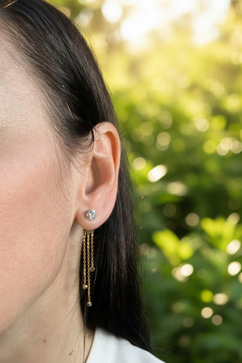 Femme portant Boucles d'oreilles pendantes avec strass et chaînes fines - Rêve de Rose