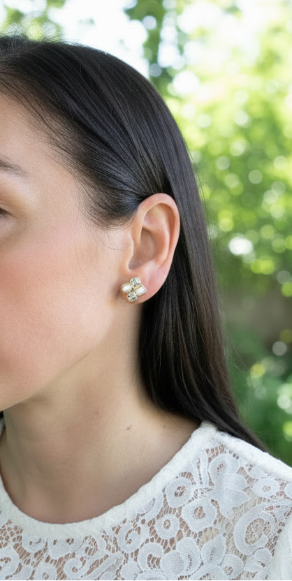 Femme portant Boucles d'oreilles clous losanges avec strass et pierres nacrées - Rêve de Rose 
