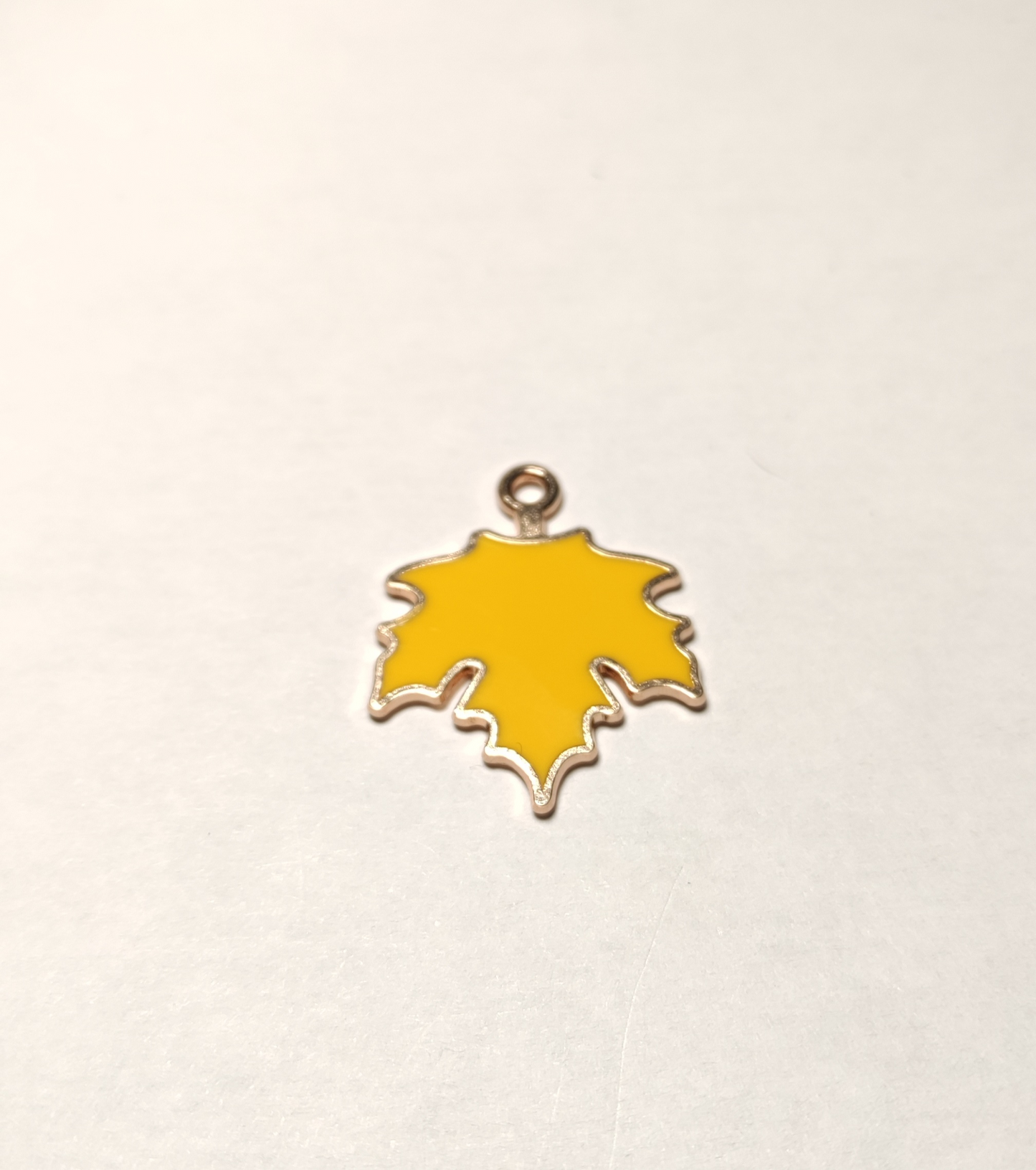 Charms feuille jaune