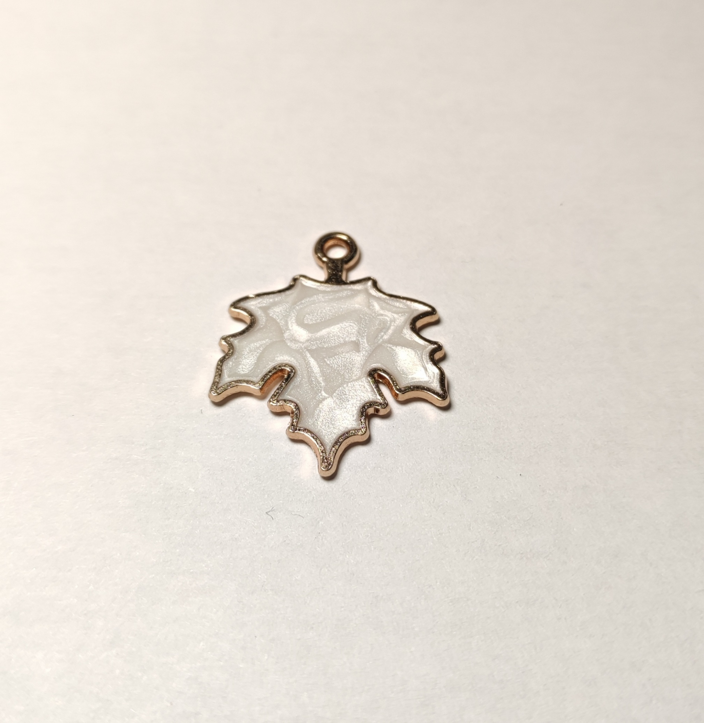 Charms feuille blanc nacré