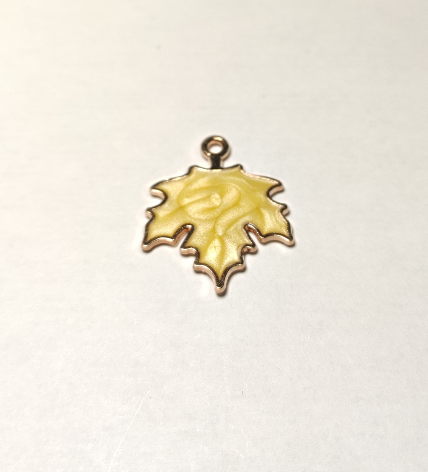 Charms feuille jaune nacré