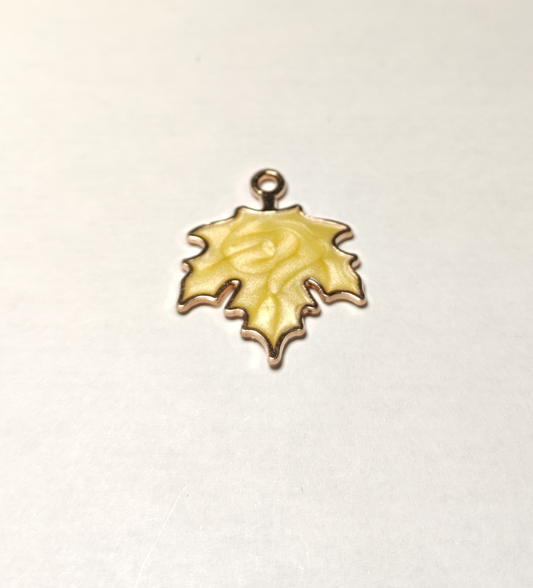 Charms feuille jaune nacré