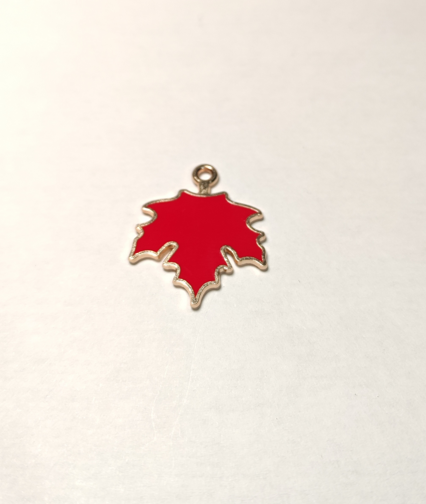 Charms feuille rouge