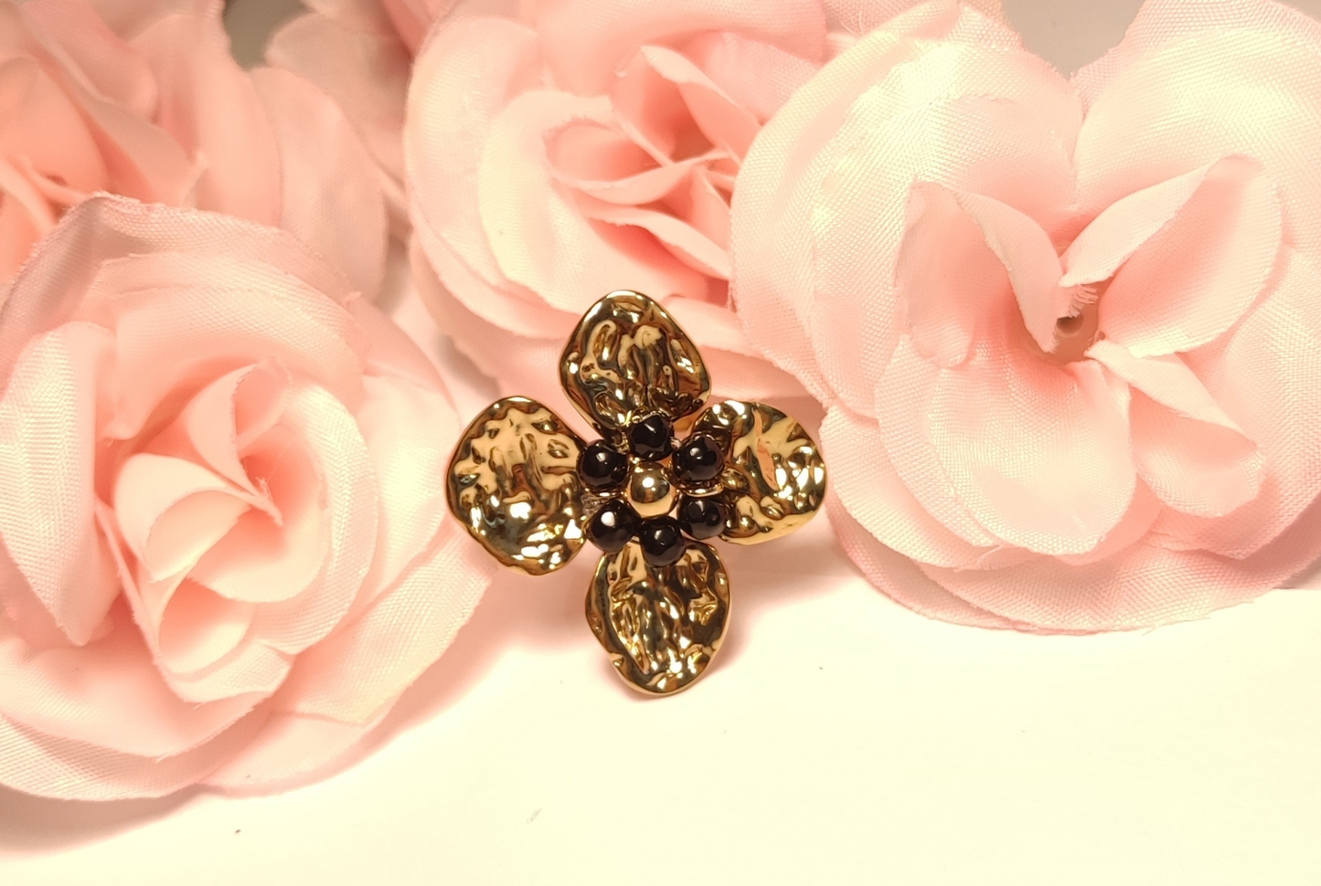 Bague Ajustable Dorée Fleur Perles Noires Acier Inoxydable - Rêve de Rose