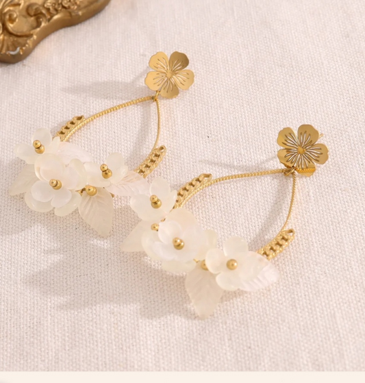 Boucles d'Oreilles Dorées Petites Fleurs Blanches - Rêve de Rose