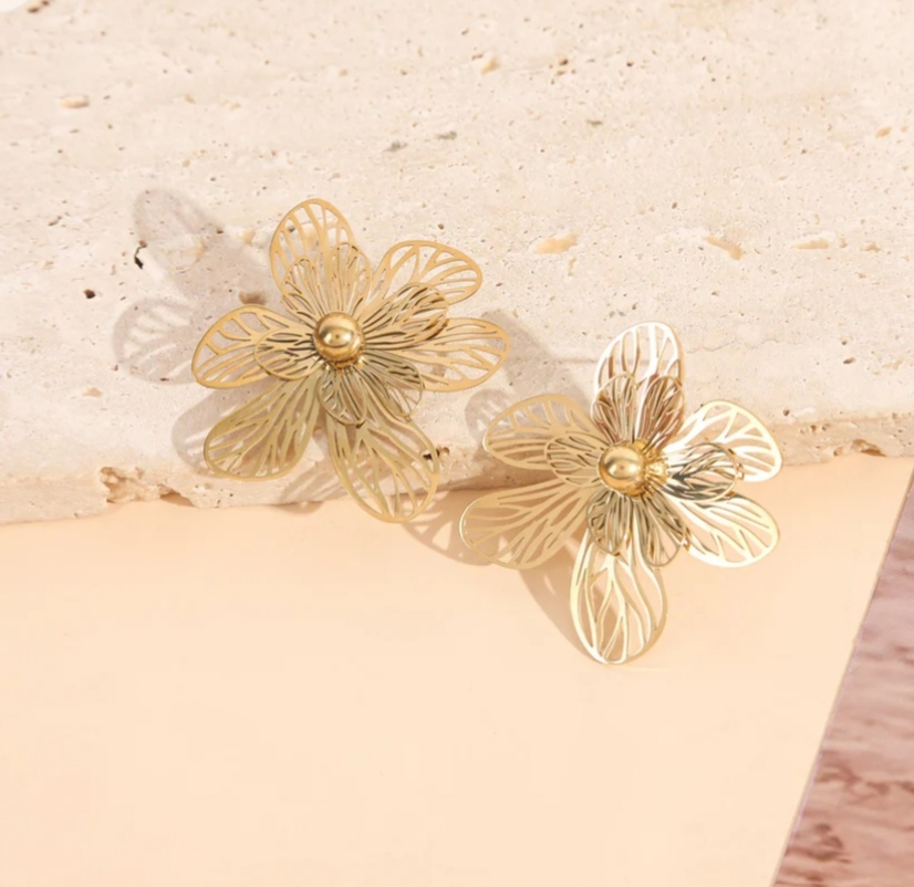 Boucles d'Oreilles Dorées Fleurs Ciselées Artisanales - Rêve de Rose