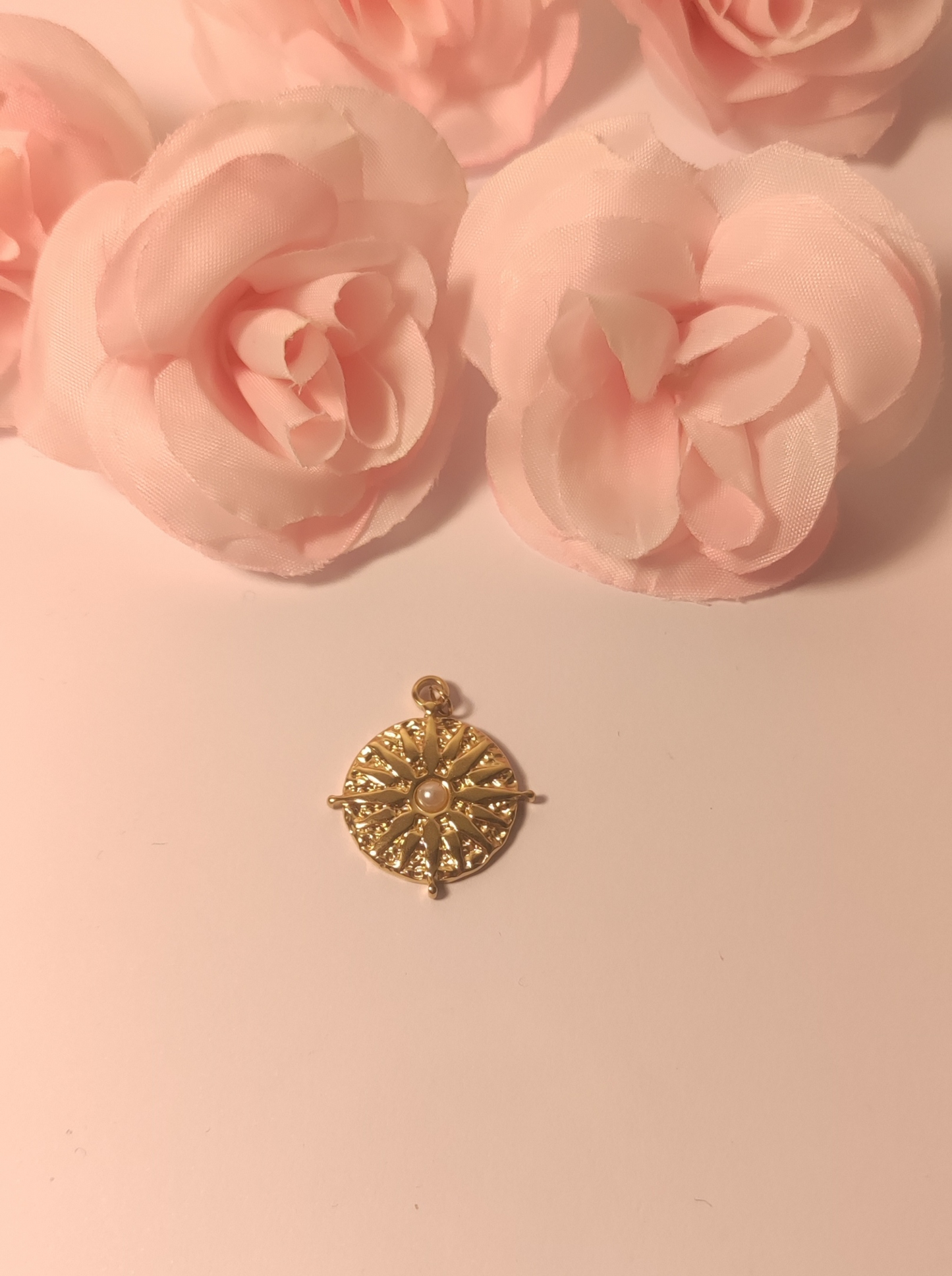 Charms soleil avec pierre blanche