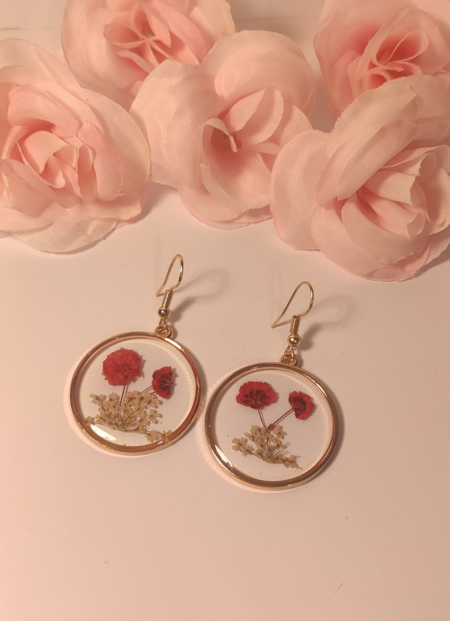 Boucles d'Oreilles Rondes Dorées Fleurs Séchées Rouges - Rêve de Rose