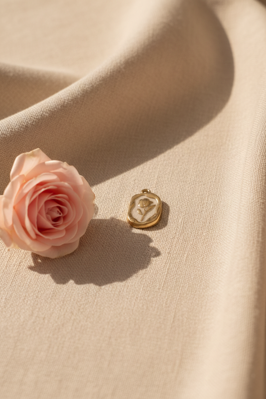 Charms vintage blanc avec sa rose