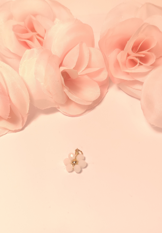 Charms petite fleur en perle blanche