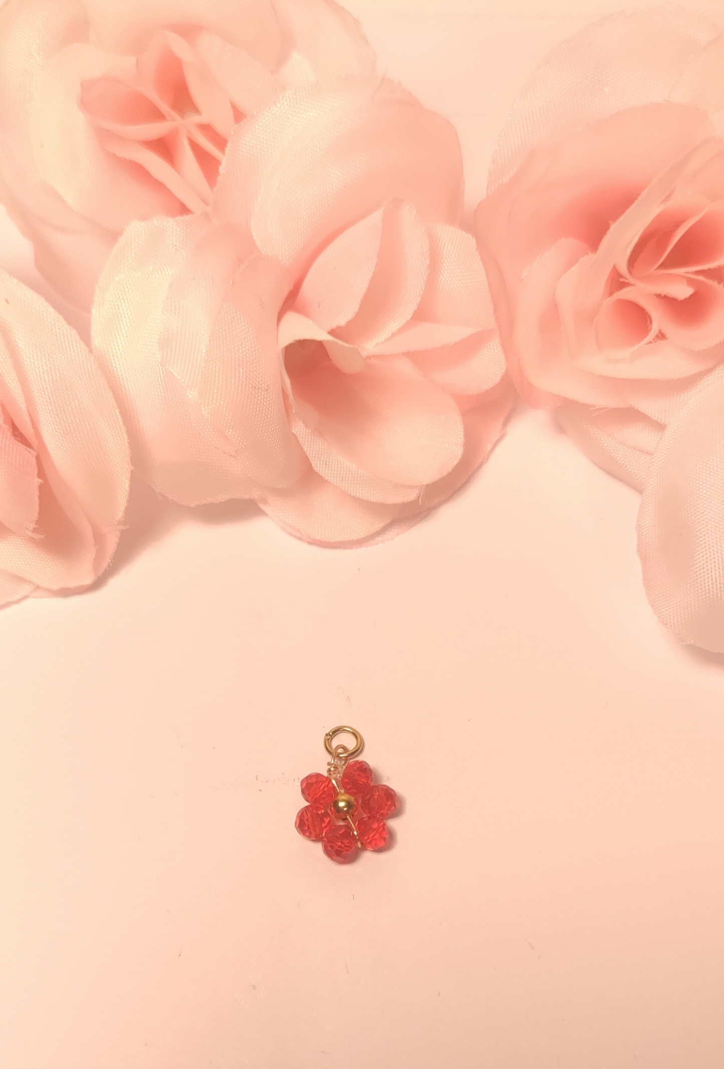 Charms petite fleur perle rouge