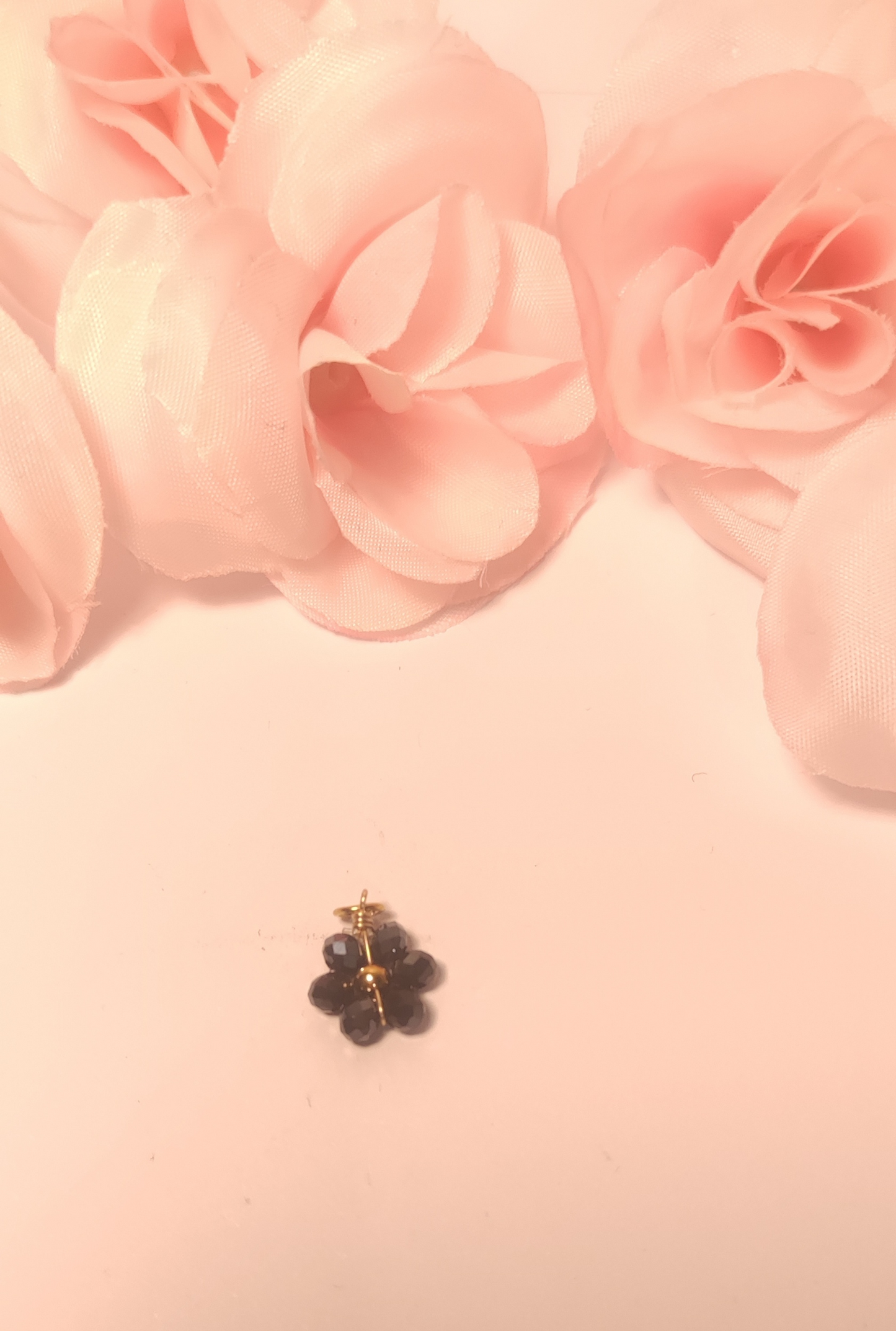 Charms petite fleur perle bleu foncé