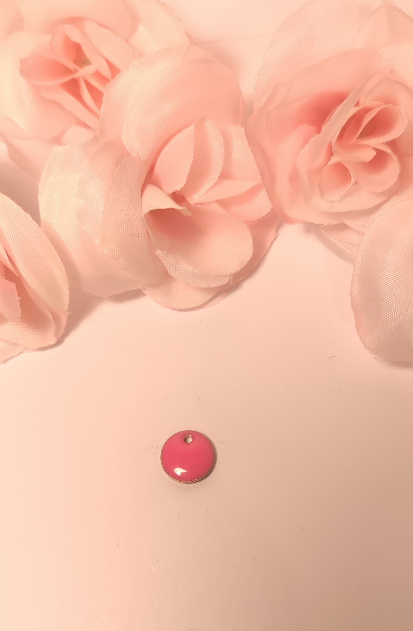 Charms rond rose pétant