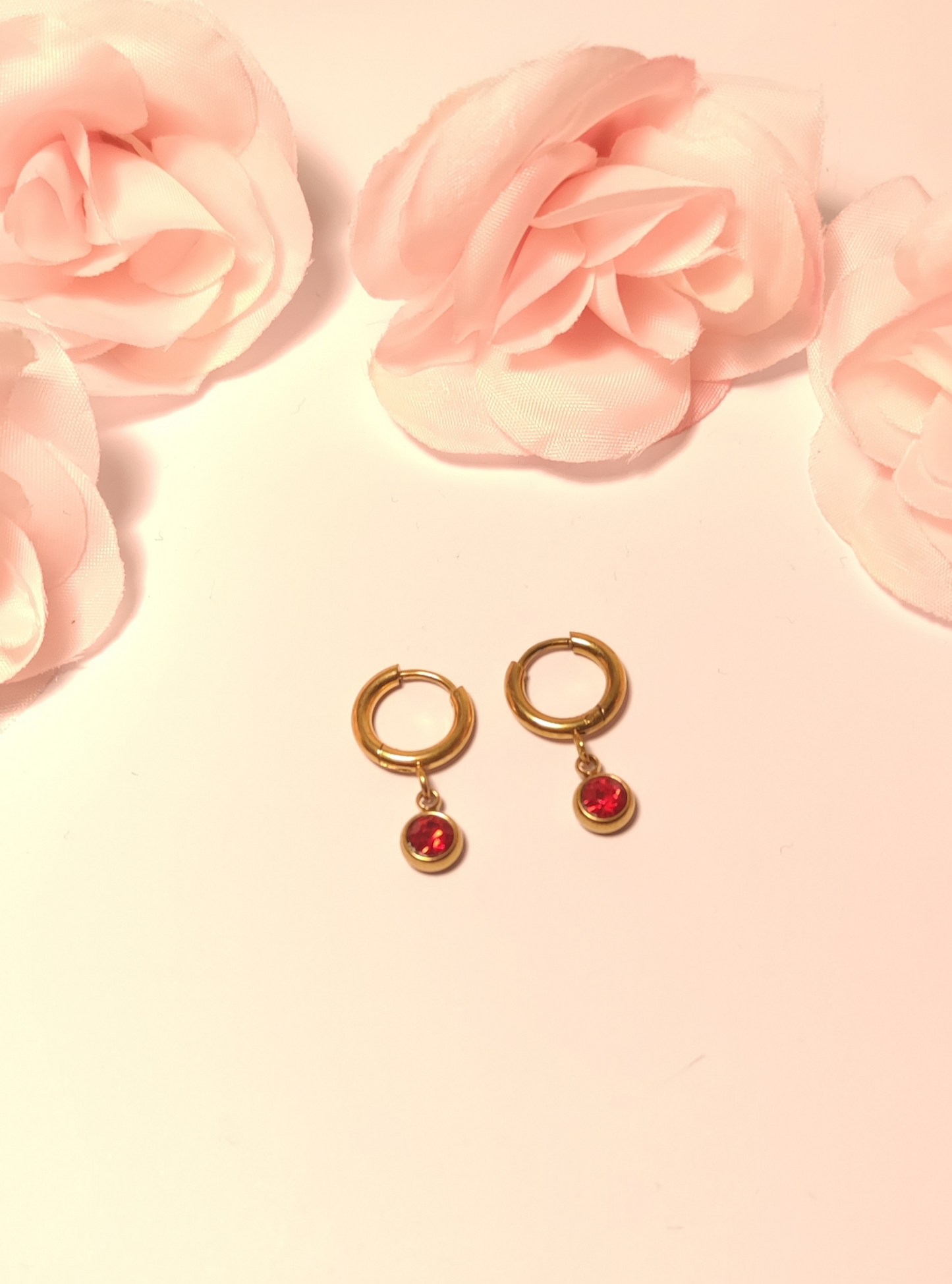 Boucles d'Oreilles Anneaux Dorés Strass Rouge - Rêve de Rose