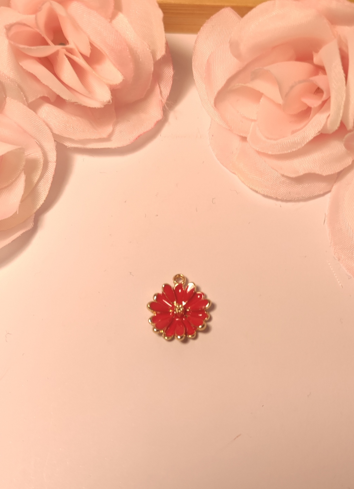 Charms fleur rouge
