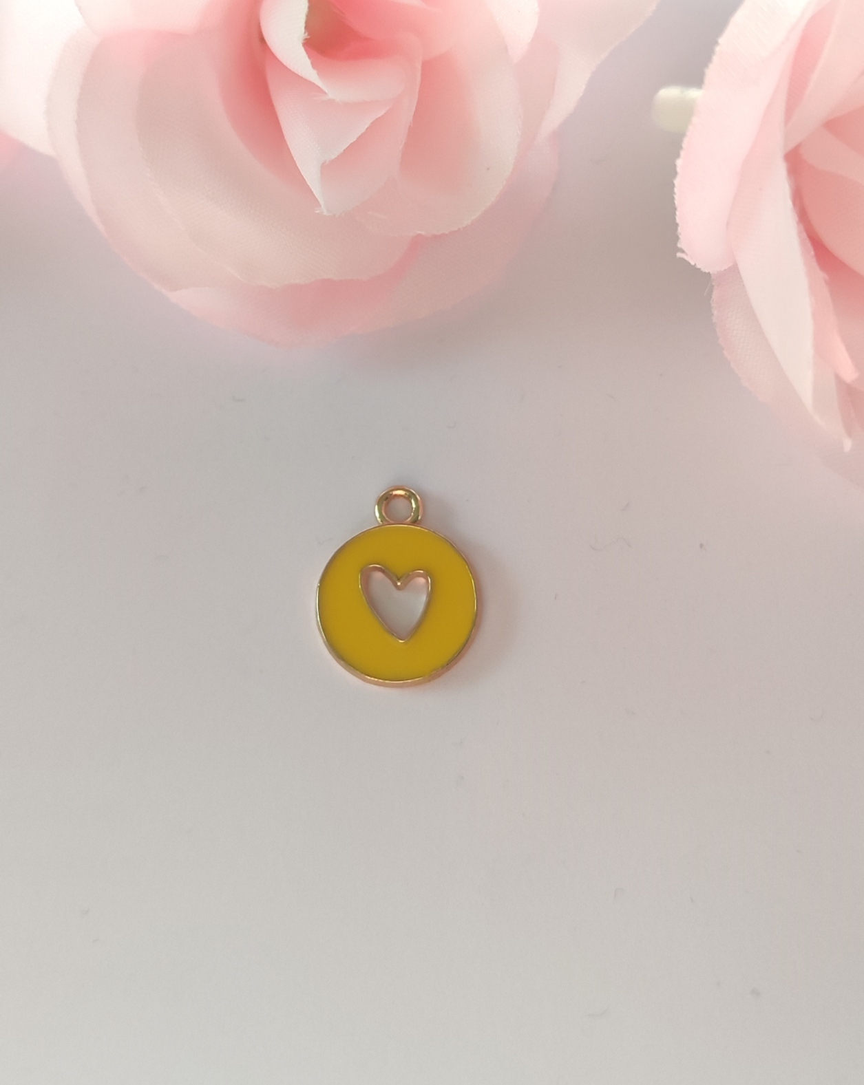 Charms rond jaune cœur