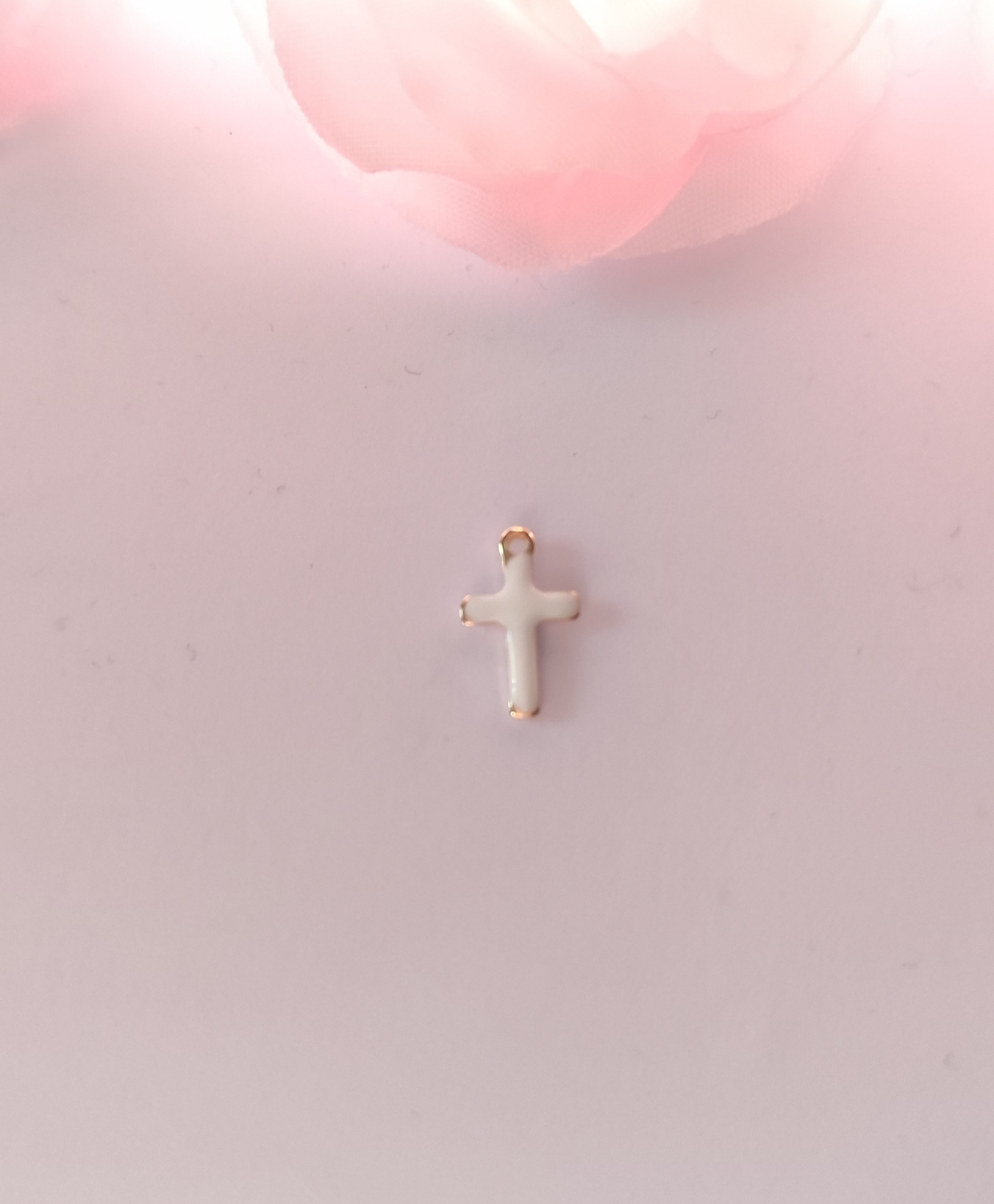 Charms mini croix blanche