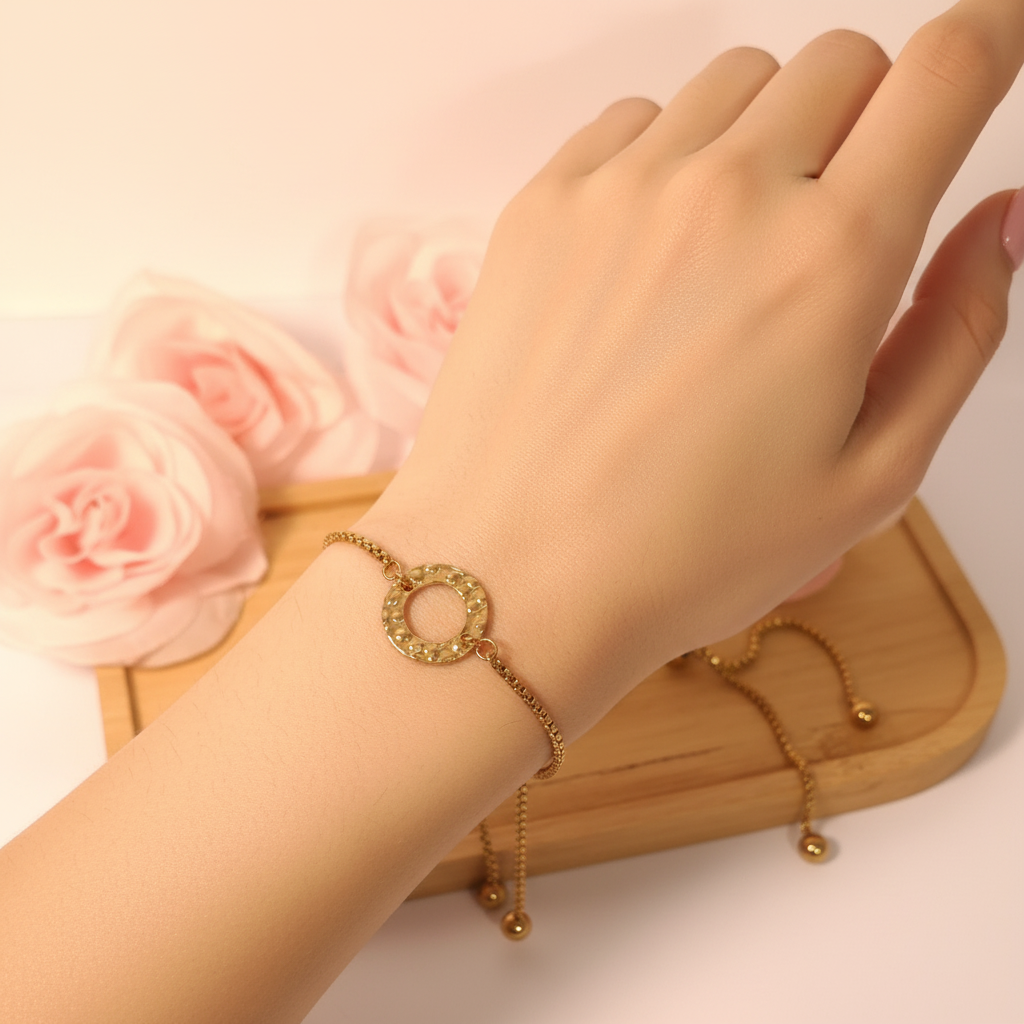 Femme portant un bracelet réglable doré avec rond martelé - Rêve de Rose
