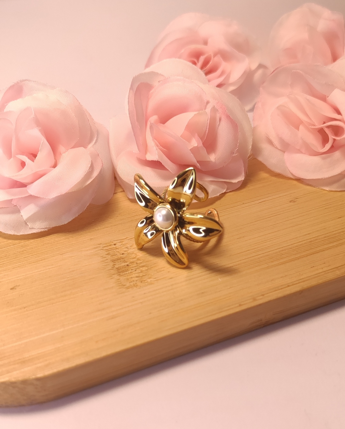 Bague Ajustable Dorée Fleur Perle de Culture Blanche - Rêve de Rose