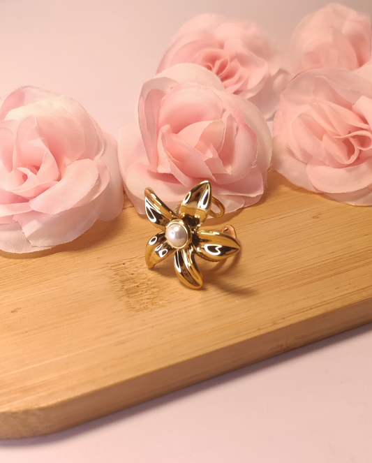Bague Ajustable Dorée Fleur Perle de Culture Blanche - Rêve de Rose