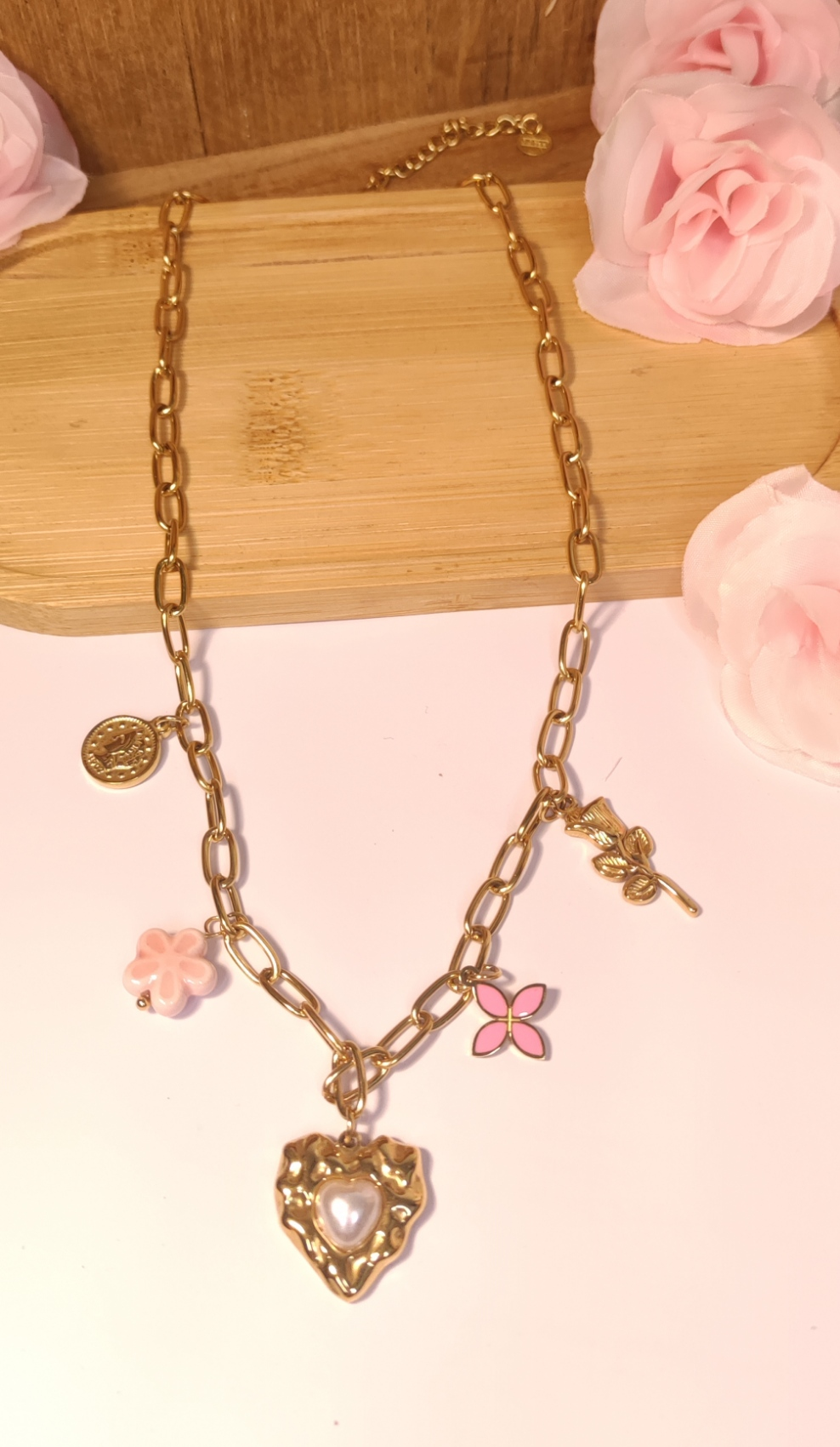 Collier chaîne dorée avec charms dorés et roses avec un gros cœur - Rêve de Rose