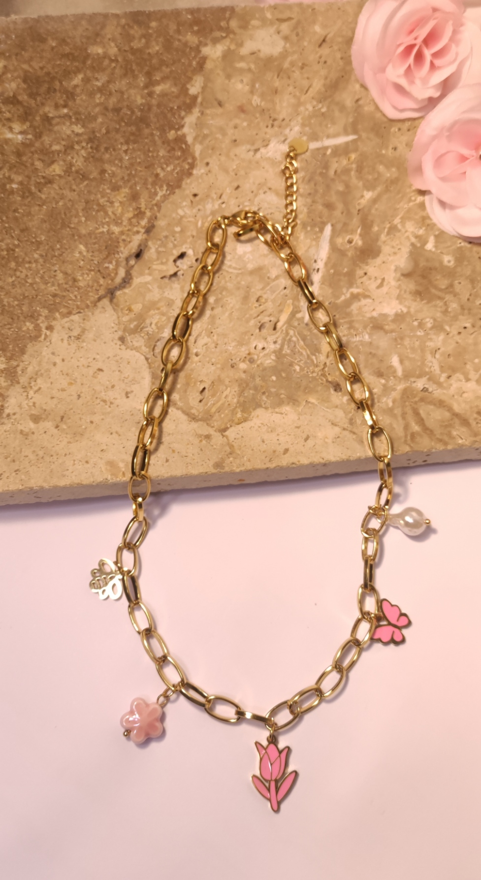 Collier chaîne doré avec 5 charms blancs et roses - Rêve de Rose