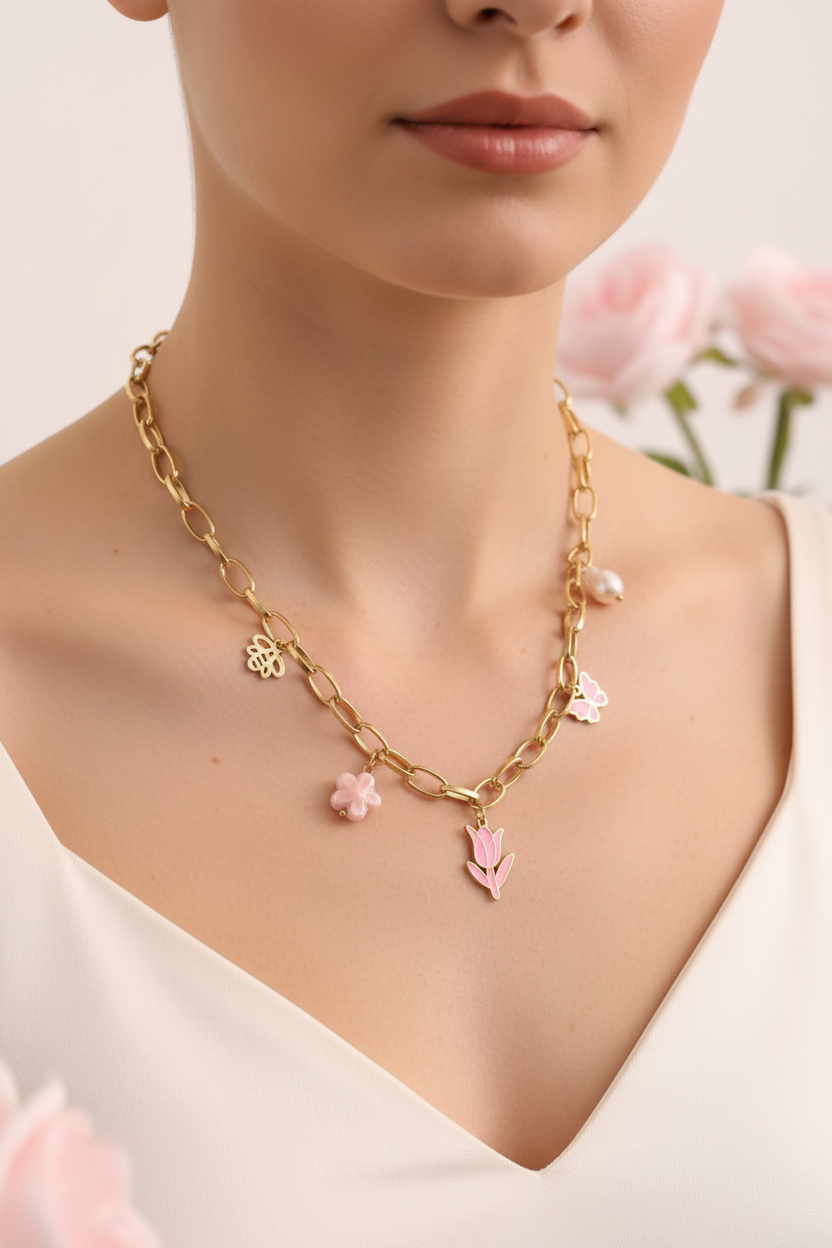 Femme portant un collier chaîne doré avec 5 charms blancs et roses - Rêve de Rose