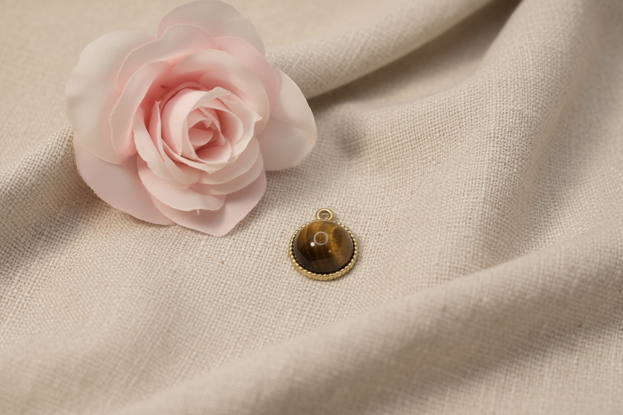 Charm Doré Rond avec Pierre Marron - Rêve de Rose