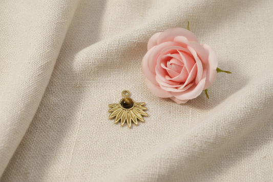 Charms Fleur Dorée avec Pierre Marron - Rêve de Rose
