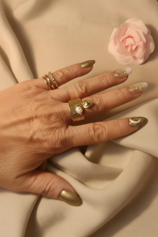 Femme portant Bague Large Ajustable Charms Cœur et Perle Blanche - Rêve de Rose
