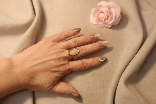 Femme portant Bague Ovale Dorée en Acier Inoxydable Ajustable - Rêve de Rose