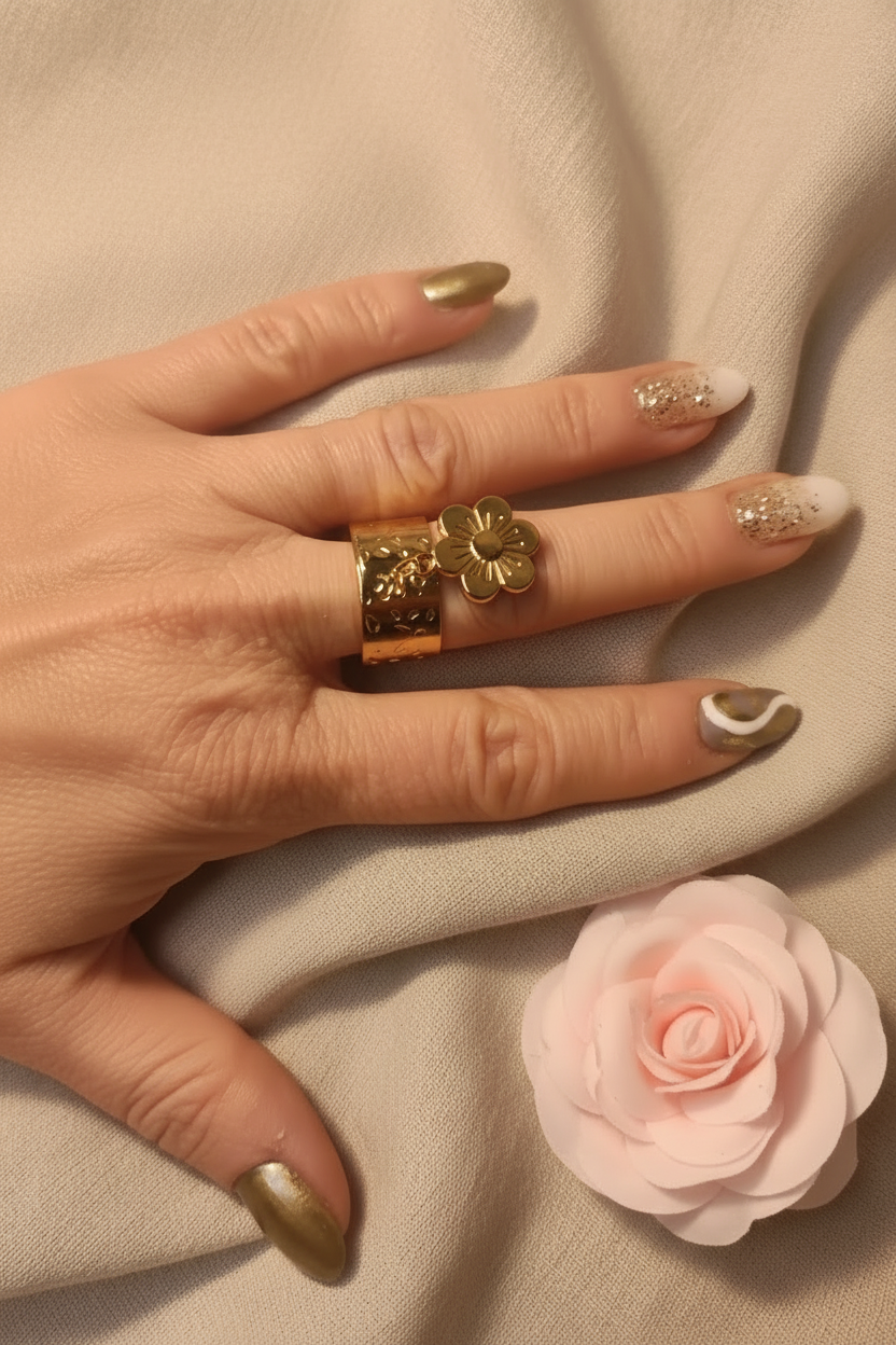 Femme portant Bague Large Charm Fleur Ajustement - Rêve de Rose
