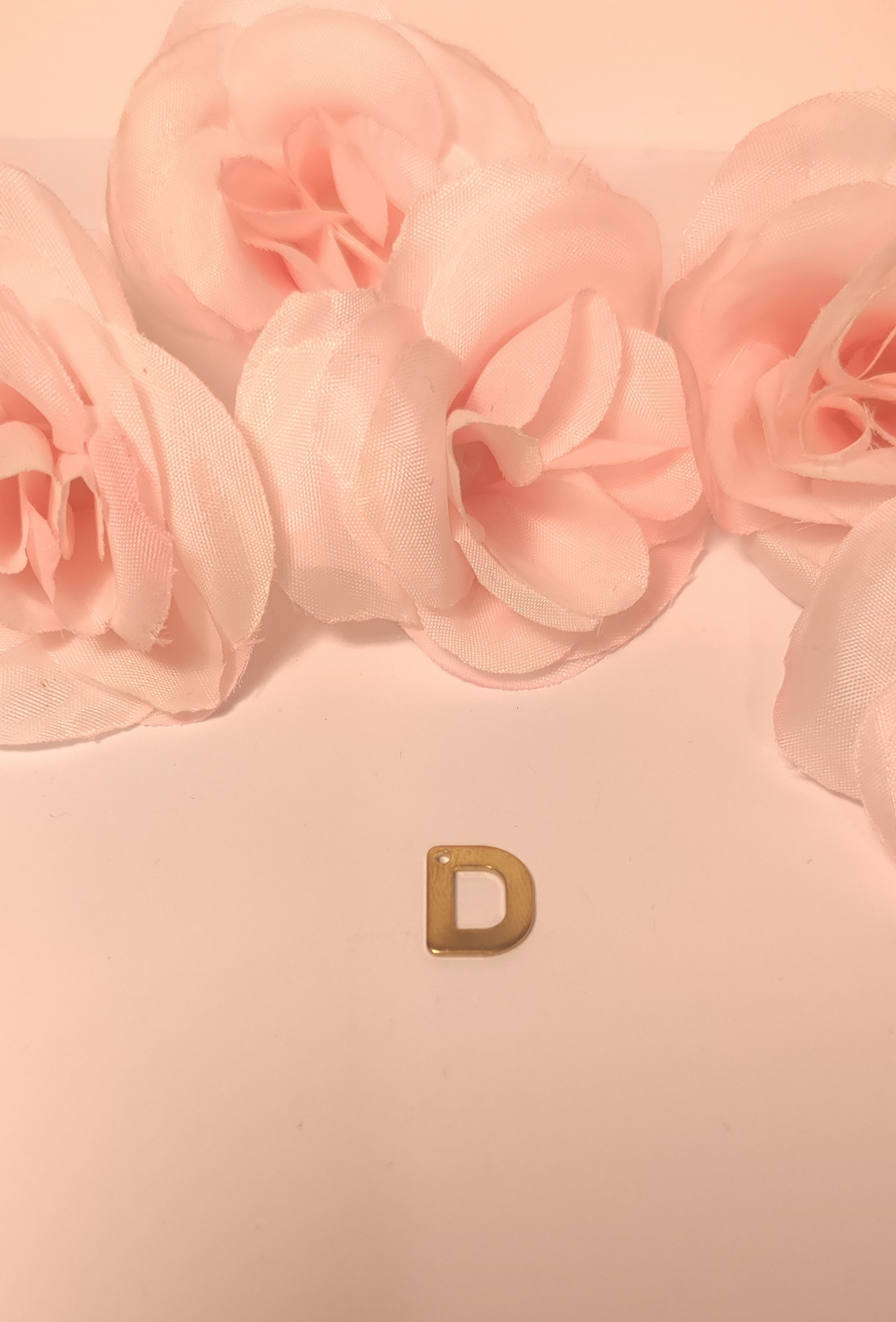 Charms lettre dorée D