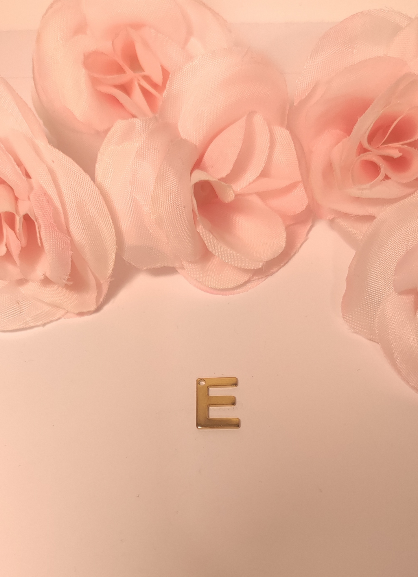 Charms lettre dorée E