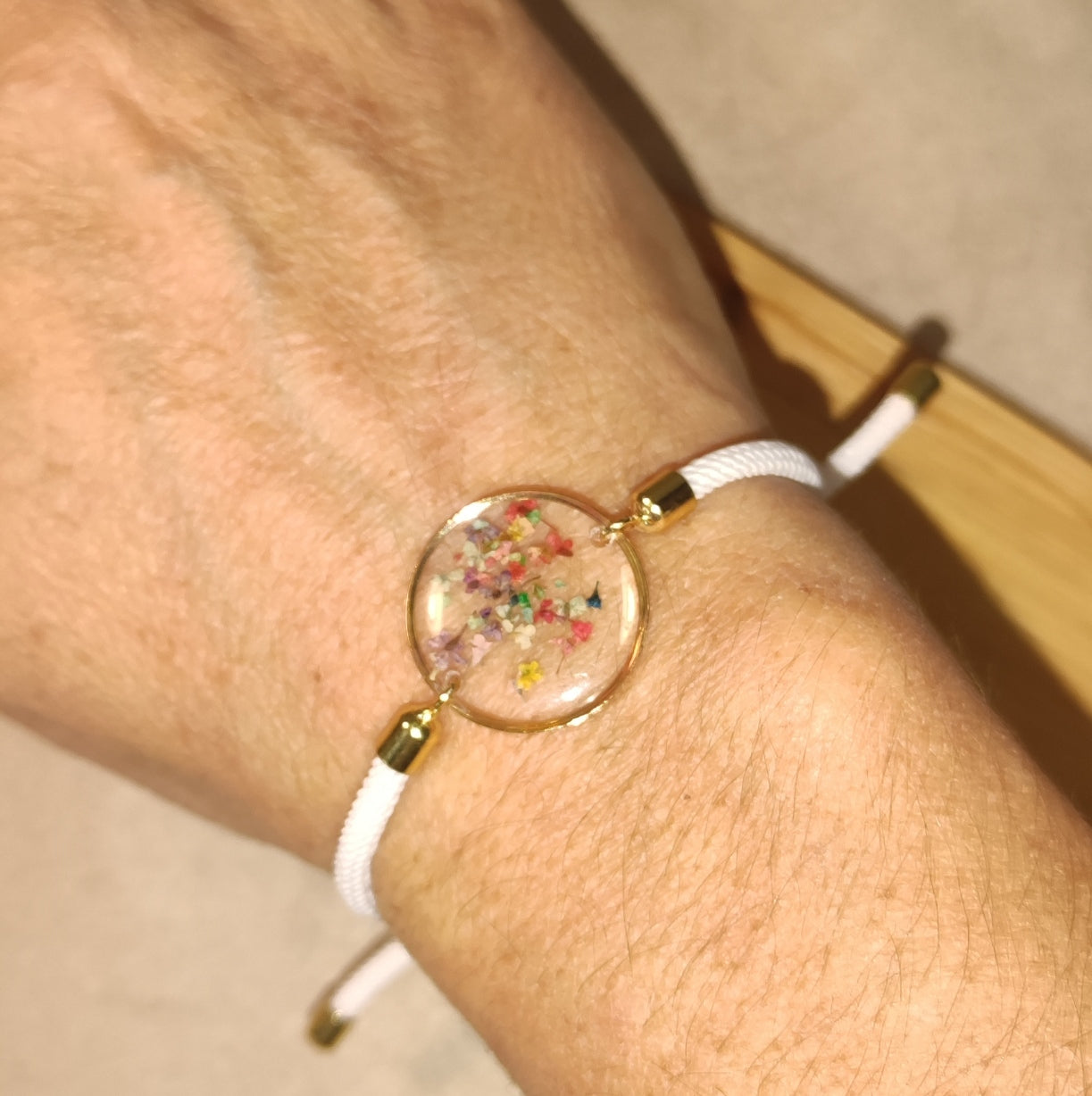 Bracelet Cordon Blanc Médaillon Résine Fleurs Colorées - Rêve de Rose