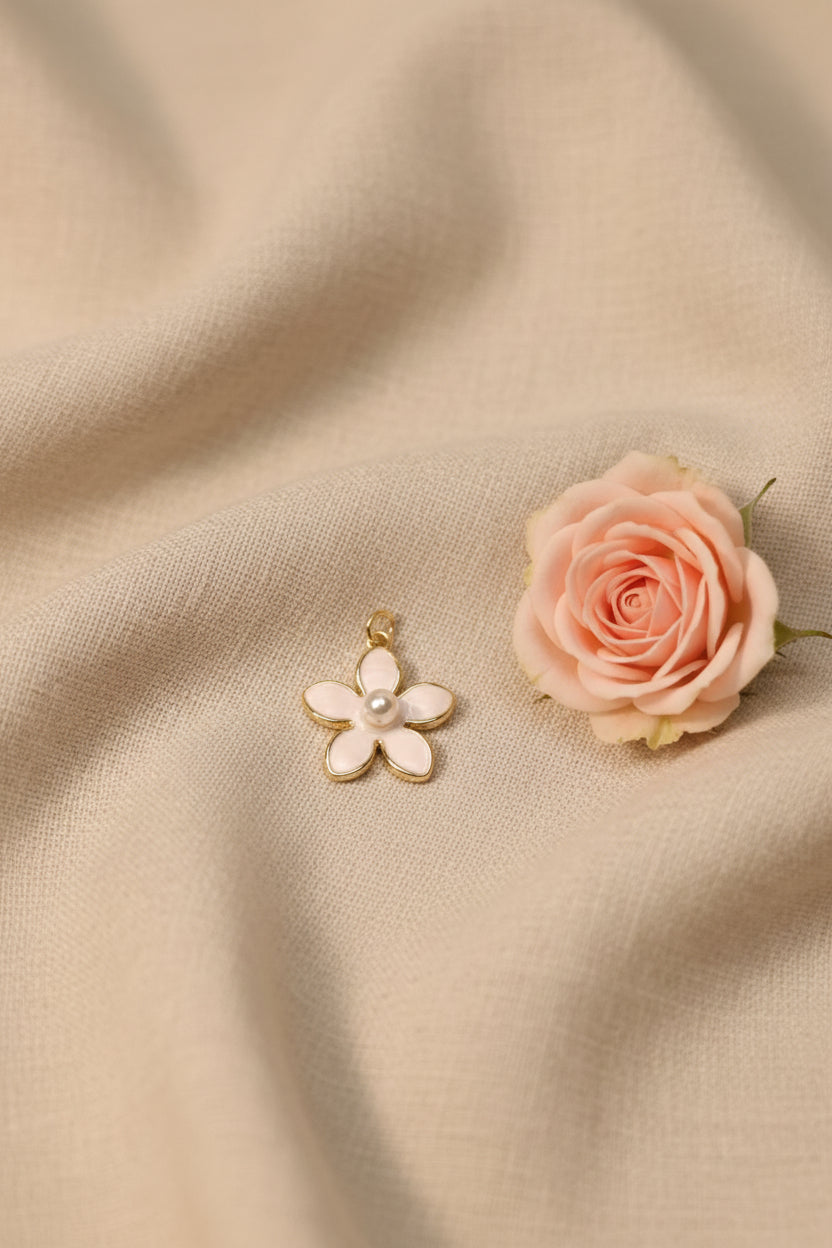 Charm Fleur Blanche avec Perle Blanche au Centre - Rêve de Rose