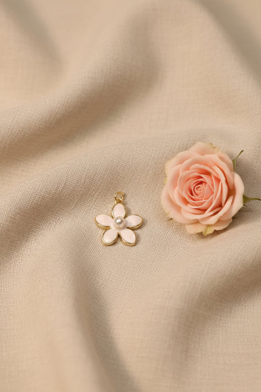 Charm Fleur Blanche avec Perle Blanche au Centre - Rêve de Rose