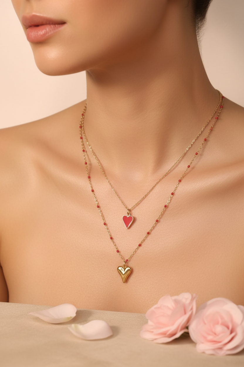 Femme portant un collier double chaînes dorées cœurs rouges perles acier inoxydable - Rêve de Rose