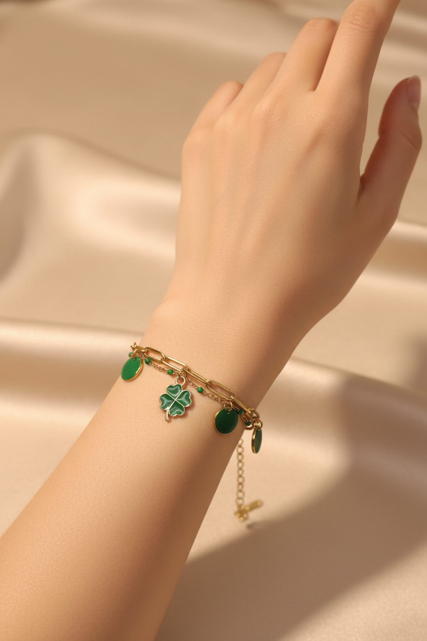 Femme portant un bracelet double chaîne dorée et verte avec pendentif trèfle vert et ronds verts - Rêve de Rose