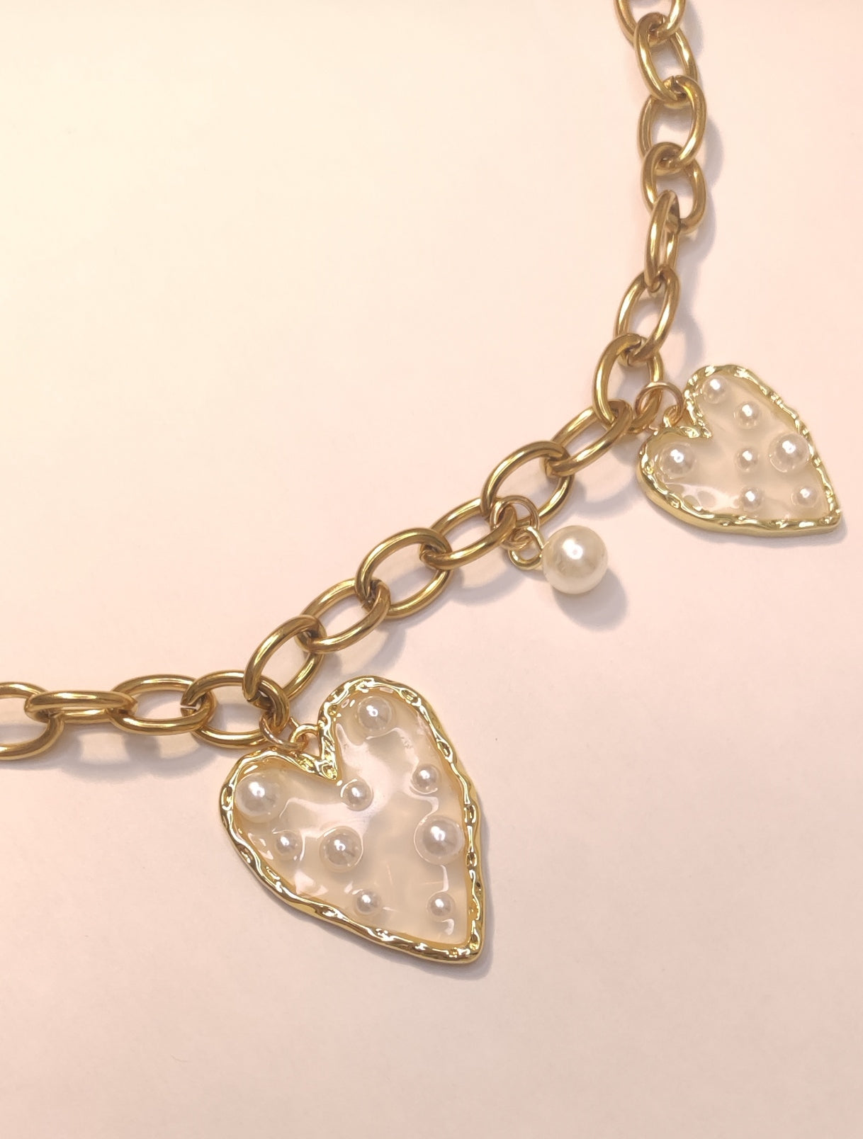Détail charms cœurs dorés perles blanches translucides collier maillons - Rêve de Rose