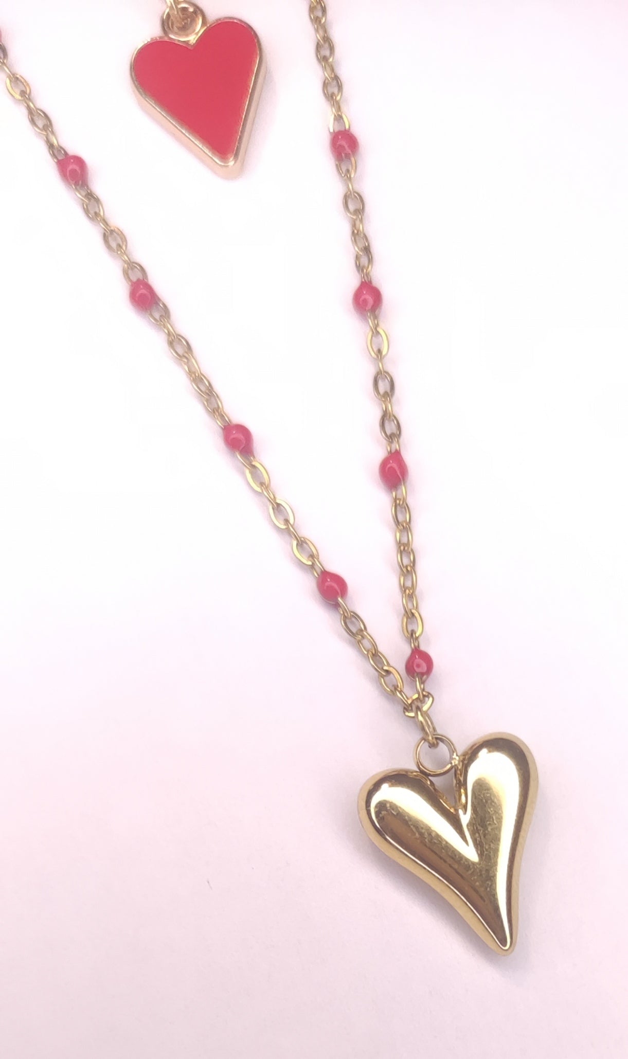 Détail charms cœurs doré collier double chaînes dorées et perles rouges - Rêve de Rose