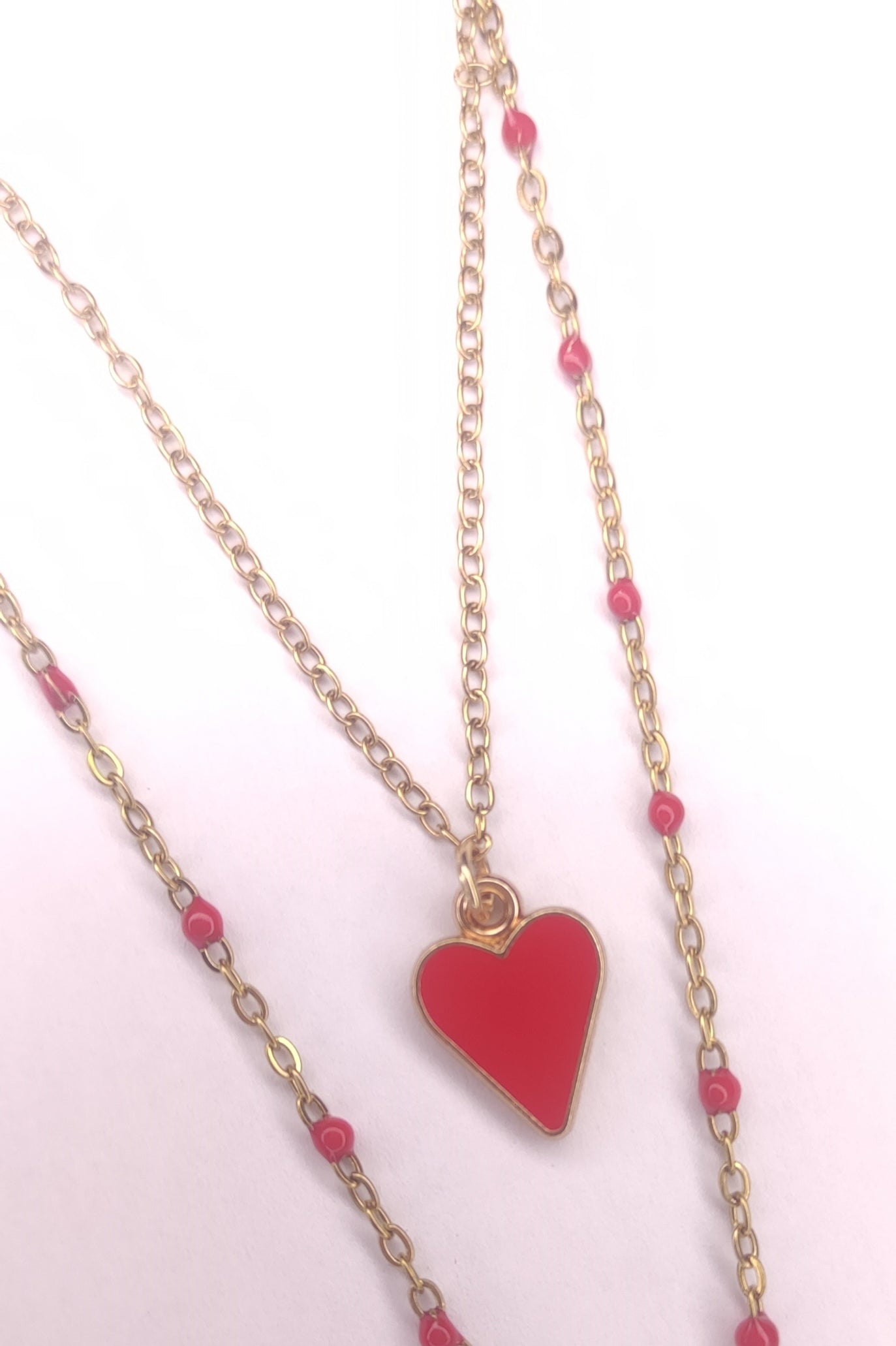 Détail charms cœurs rouges perles collier double chaînes dorées - Rêve de Rose