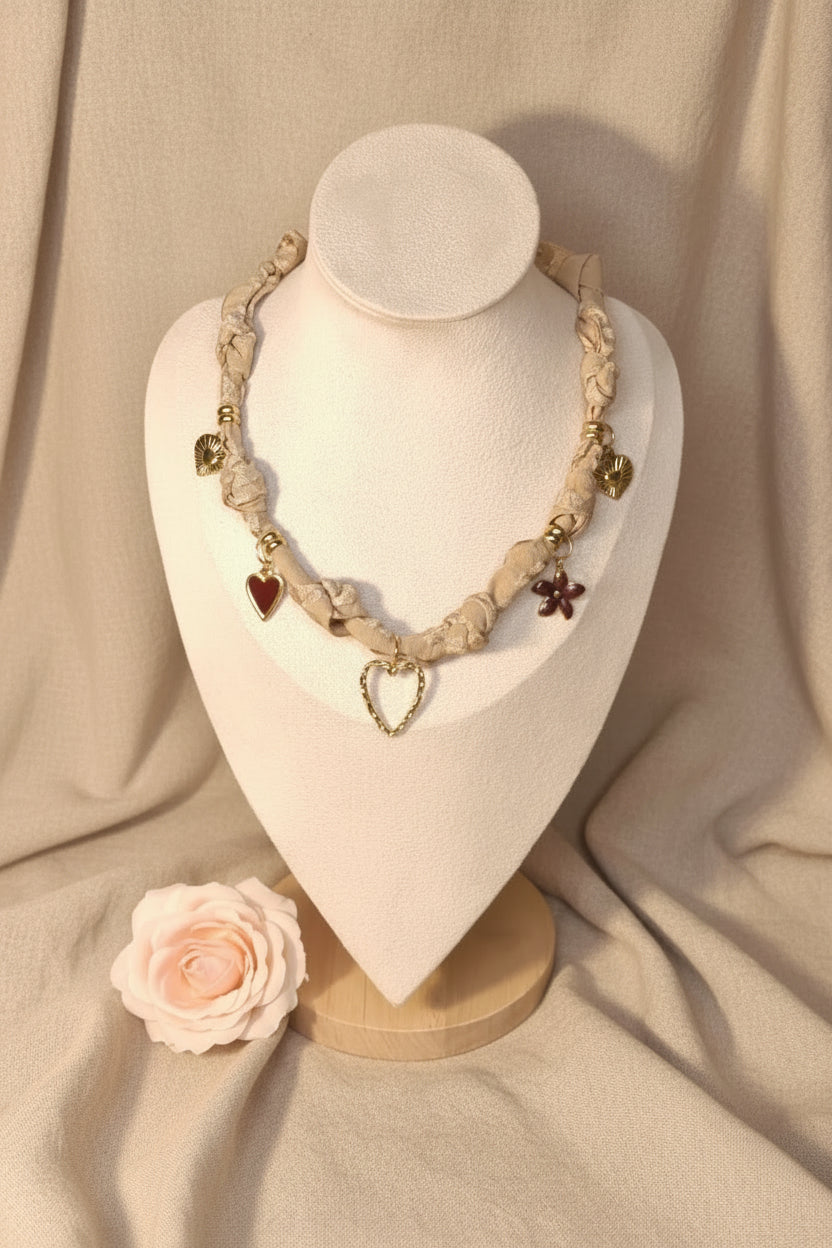 Collier tissu beige avec 5 charms cœurs marrons et dorés - Rêve de Rose