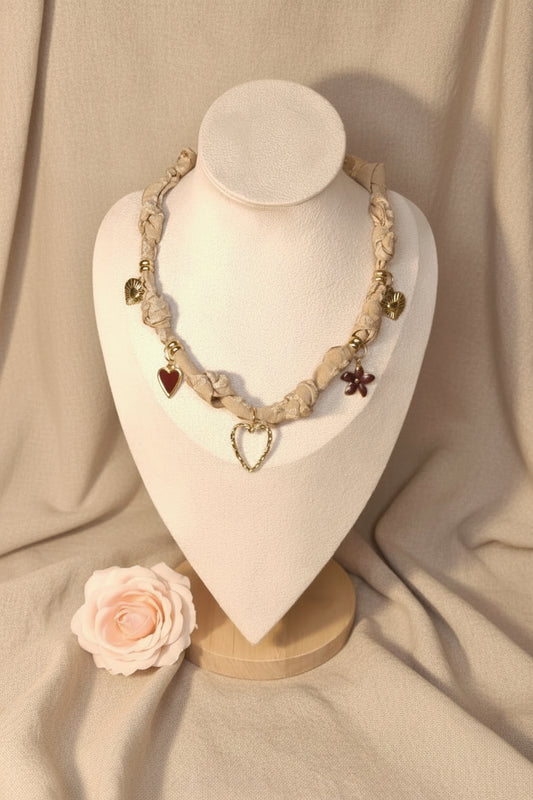 Collier tissu beige avec 5 charms cœurs marrons et dorés - Rêve de Rose