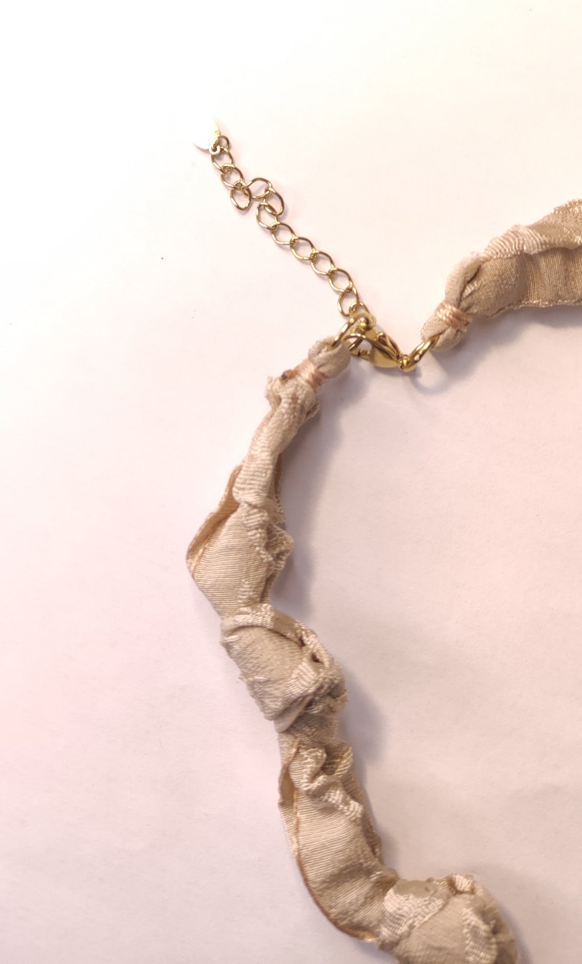 Fermoir d'un collier tissu beige avec 5 charms cœurs marrons et dorés - Rêve de Rose